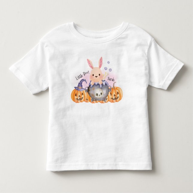 Camiseta Infantil Pequeno coelho Boo no Halloween Cauldron (Frente)