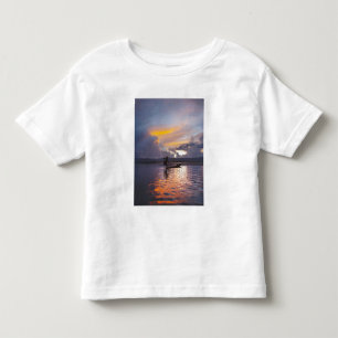 Camiseta Infantil Pescador Intha remando com a perna um barco pescan