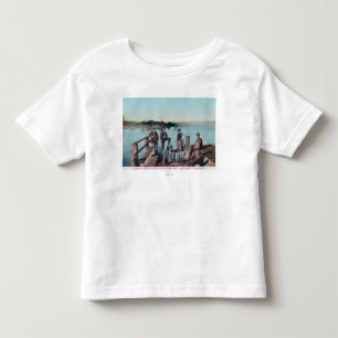 Camiseta Infantil Pescadores que mostram a captura do dia