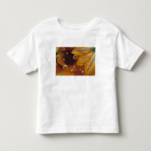 Camiseta Infantil Pétalas na superfície reflexiva de Mylar com gotas