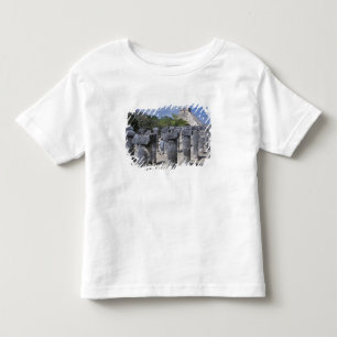Camiseta Infantil Pilares de pedra antigos em Chichen Itza. Central