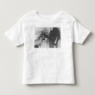Camiseta Infantil Piloto de Howard Hughes Embarcando no Avião por In