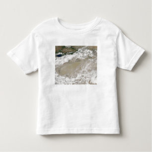 Camiseta Infantil Poeira e nuvens pairando sobre as Des Taklimakan