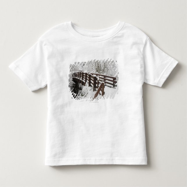 Camiseta Infantil Ponte de madeira coberto de neve (Frente)