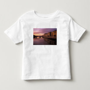 Camiseta Infantil Pontes sobre o rio Arno ao pôr do sol,