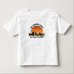 Camiseta Infantil Pôr do sol na Las Vegas Strip Férias Personalizada<br><div class="desc">Camisetas personalizadas legais do skyline de Las Vegas ao pôr do sol para férias em família ou viagem de despedida de solteiro para a cidade das luzes. Jogue de nascer a pôr do sol nesta cidade e lembre-se disso com este souvenir de recordação.</div>