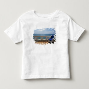 Camiseta Infantil Porto Rico. Cadeira de vime e terraço ladrilhado n