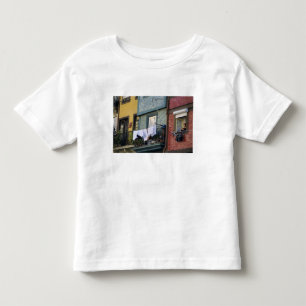 Camiseta Infantil Portugal, Porto (Porto). Mulher pendurando roupa