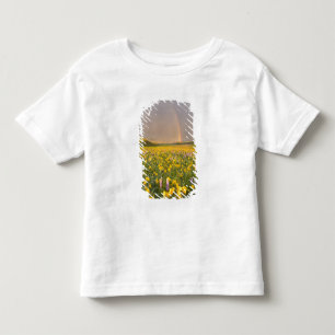 Camiseta Infantil Prado de flores silvestres espetacular ao nascer d