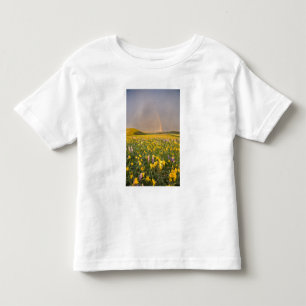Camiseta Infantil Prado de flores silvestres espetacular ao nascer d