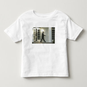 Camiseta Infantil Presidente Barack em profunda reflexão enquanto ca