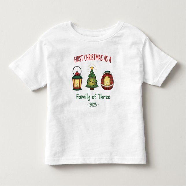Camiseta Infantil "Primeiro Natal como Família de Três Ornamen 2025 (Frente)