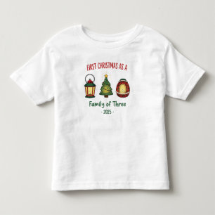 Camiseta Infantil "Primeiro Natal como uma Família de Três 2025 Enfe