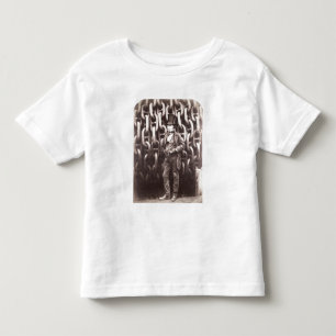 Camiseta Infantil Reino Brunel de Isambard, estando na frente do