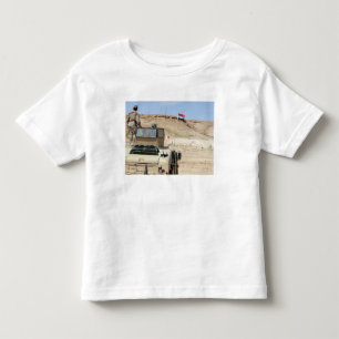 Camiseta Infantil Relógios de um instrutor como um soldado iraquian