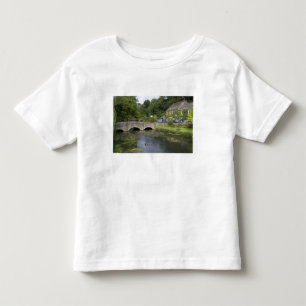 Camiseta Infantil Riacho de trutas na vila de Bibury,