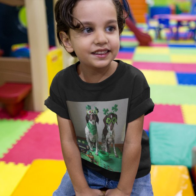 Camiseta Infantil Rua, festa de cães do dia de Patrick Toddler Dark  (St. Patrick's Day Dogs Party Toddler Dark T-Shirt)