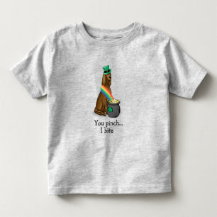 Camiseta Infantil Rua. O Cachorro Irlandês do Dia de Patrick (vermel
