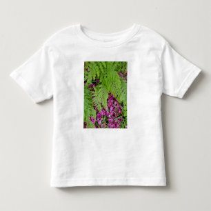 Camiseta Infantil Samambaia florestal com pétalas de flores cor-de-r