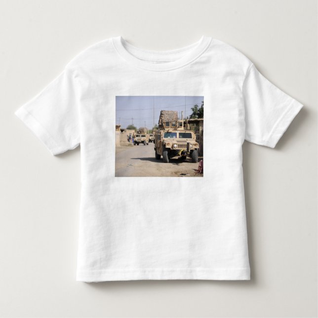 Camiseta Infantil Segurança de conduta da Humvee durante uma patrulh (Frente)