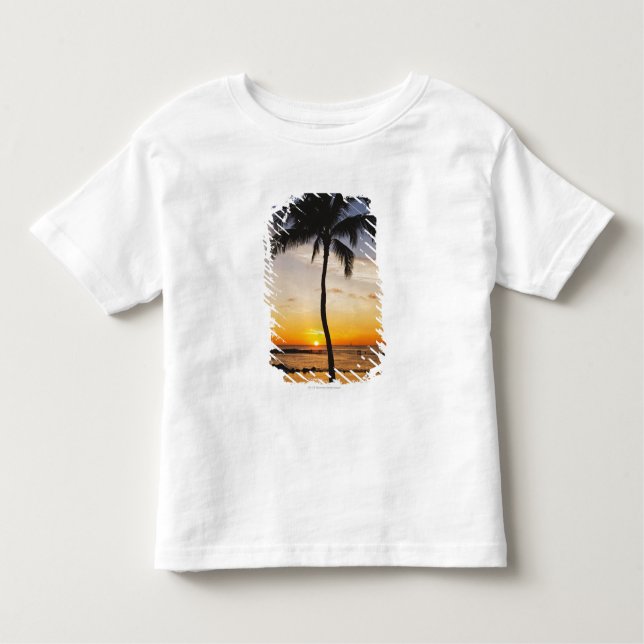 Camiseta Infantil Silhueta de uma palmeira por um por do sol (Frente)