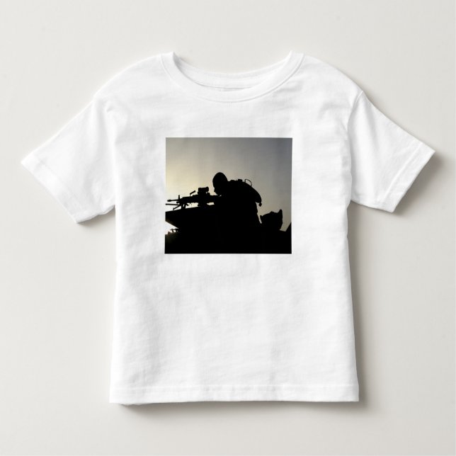 Camiseta Infantil Silhuette de um artilheiro de Arma Automática de E (Frente)