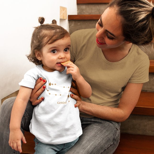 Camiseta Infantil Símbolo Zodiac Moderno Gemini Dourado | Ar de elem (Criador carregado)