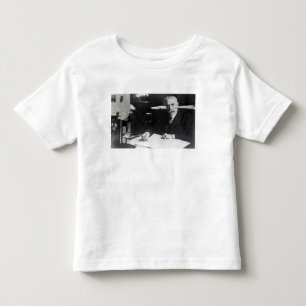 Camiseta Infantil Sir Edward Elgar trabalha com uma pontuação orques