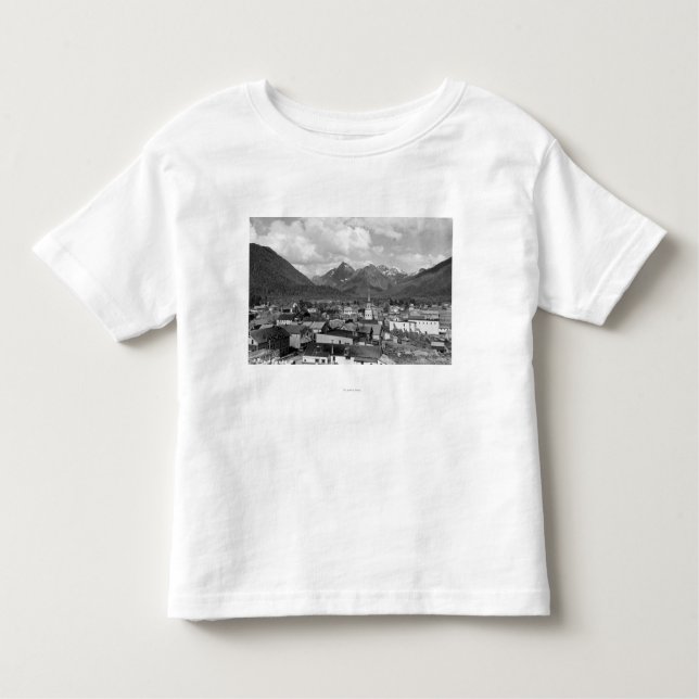 Camiseta Infantil Sitka, Alasca com três irmãs em segundo plano (Frente)