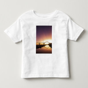 Camiseta Infantil Sol se pondo atrás da Ponte Newport, Oregon