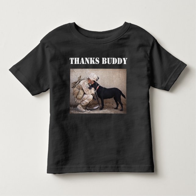 Camiseta Infantil Soldado em Fatigues com seu Cão Militar Toddler (Frente)