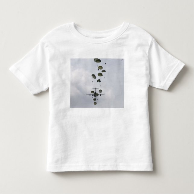 Camiseta Infantil Soldados do Exército saltam de um Globemaster II C (Frente)