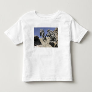 Camiseta Infantil Soldados que funcionam acima a escadaria de uma