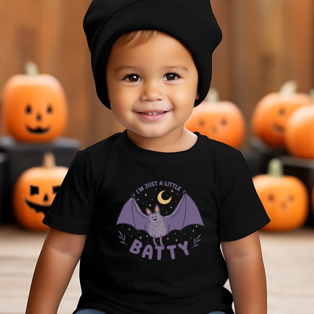 Camiseta Infantil Sou só um Dia de as Bruxas engraçado de Batty Pun (I'm Just A Little Batty Funny Halloween Bat Pun Toddler T-shirt)