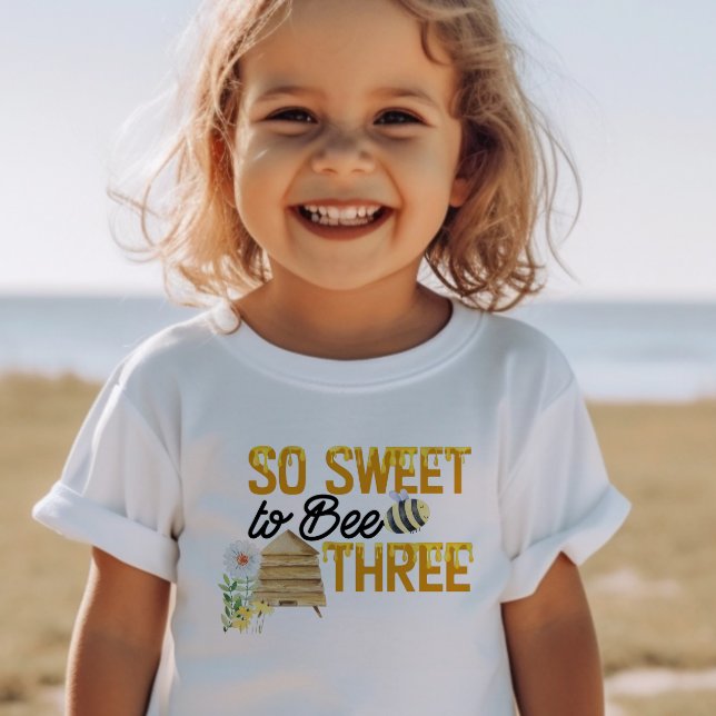 Camiseta Infantil Tão doce de ser três aniversário de 3 anos (So Sweet to Bee Three .. 3rd birthday t-shirt - perfect for a bee themed birthday party.)