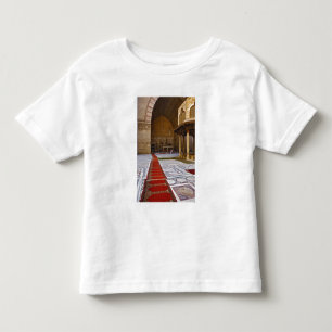Camiseta Infantil Tapetes de oração que levam à mesquita islâmica, C