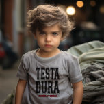 Camiseta Infantil Testa Dura (Cabeça de Duro) Stubborn Funny Italian<br><div class="desc">Apresentando nossa teia de bebê personalizada que traz um traço de humor italiano ao seu guarda-roupa! A frase "Testa Dura", que significa "Cabeça de Duro" (teimosa) em italiano, ganha palco central em uma corajosa fonte de contorno atlético preto, acrescentando um toque lúdico a esta teia confortável. Criada sem uma ilustração...</div>
