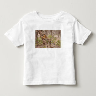 Camiseta Infantil Tigre-de-bengala-real subindo na árvore,
