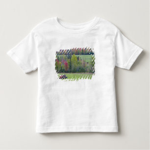 Camiseta Infantil Trator com fardo de feno em campo verde com