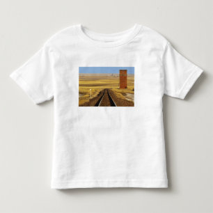 Camiseta Infantil Trilhos de trem levam a velho celeiro em Collins