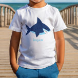 Camiseta Infantil Tubarão Azul Divertido<br><div class="desc">Esta divertida T-Shirt do Tubarão Azul apresenta um design de tubarão ousado e divertido em azul vibrante,  perfeito para os pequenos que adoram aventura! O gráfico que chama a atenção adiciona um toque de reluz,  fazer-o uma peça de destaque para qualquer ocasião casual ou temática.</div>