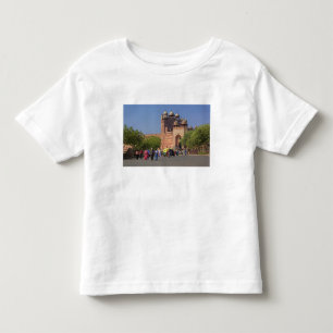 Camiseta Infantil Turistas em frente a Fatehpur Sikri, no