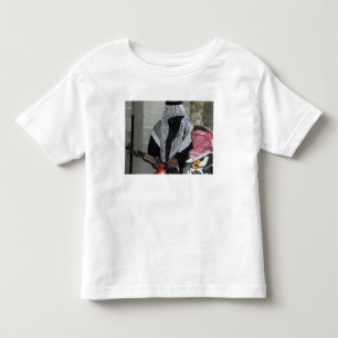 Camiseta Infantil Um agressor inimigo do papel-playing arma um