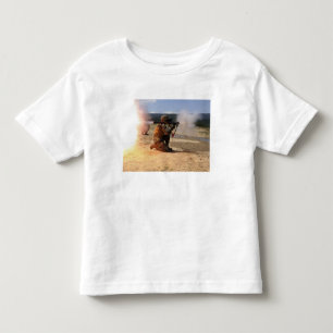 Camiseta Infantil Um assaultman ateia fogo a uma granada propelida