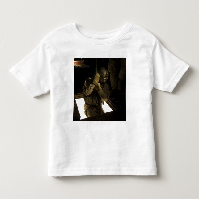 Camiseta Infantil Um assistente da Força Aérea dos EUA começa sua de (Frente)