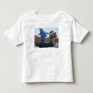 Camiseta Infantil Um aviador está em uma cuba