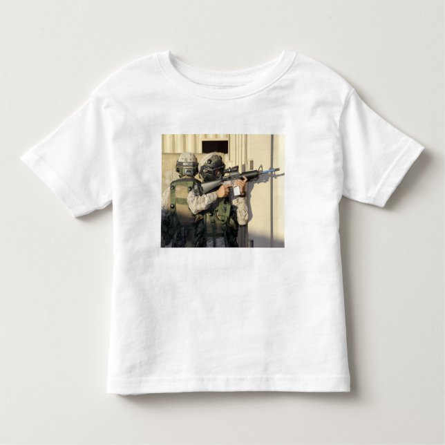 Camiseta Infantil Um batedor de infantaria visa sua arma (Frente)