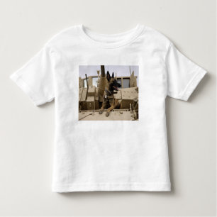 Camiseta Infantil Um cão de trabalho militar senta-se num M2A3