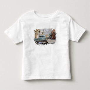 Camiseta Infantil Um carro antigo enferrujado e de cor escamosa esta