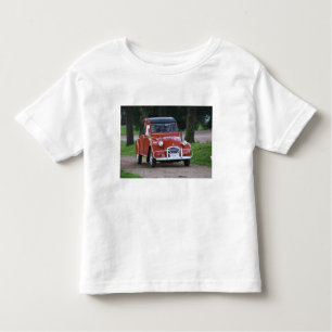 Camiseta Infantil Um carro Citroen 2CV vermelho velho com uma mulher